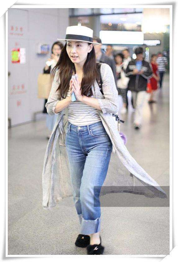 小陶虹真是够了! 腿本来就短还穿这种牛仔裤, 网友: 丑出新高度!