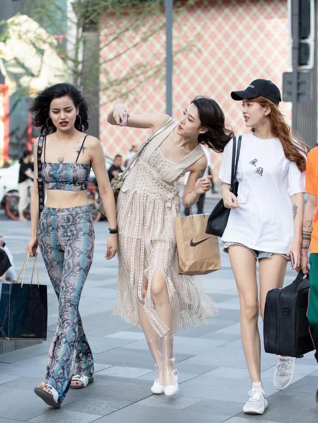 路人街拍，精致的穿衣搭配，连背影都能瞬间抓住一大波眼球