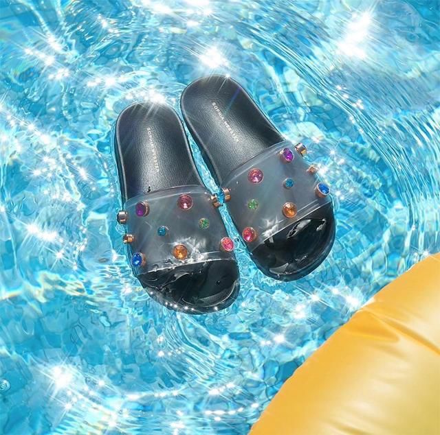 101女孩的少女感，原来靠这些“塑料”单品就能get？