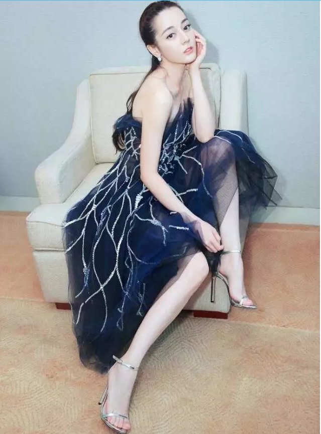 为凸显长腿，摄影师让迪丽热巴把裙子往上提一下，网友:真的好美