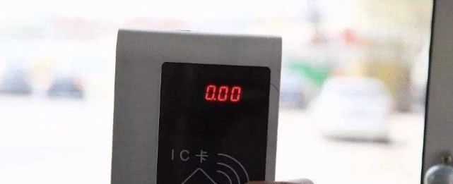 取消老年公交卡呼声越来越多，部分地区开始取消，理由很现实！