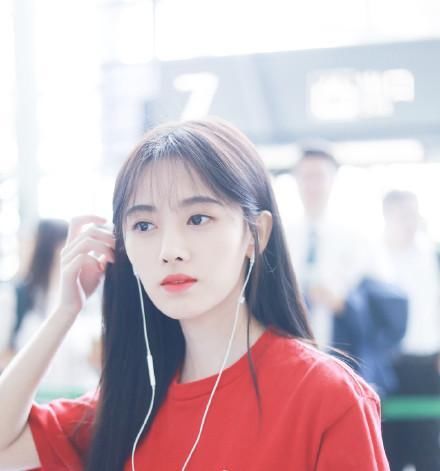 鞠婧祎竟然大庭广众下提裙子!知道了原因却令人心疼……