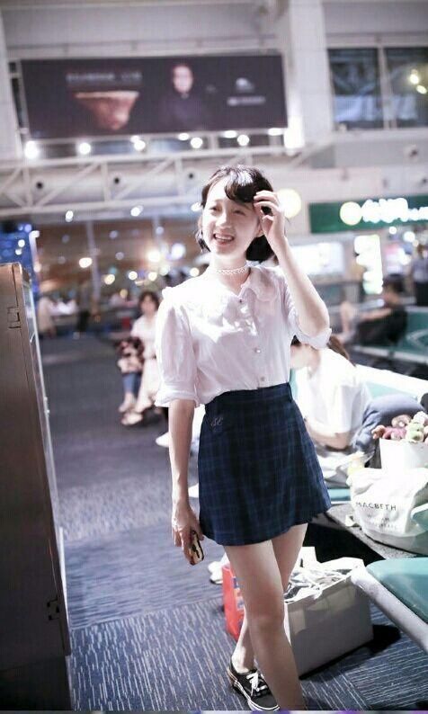 没看李子璇穿超短裤还不知道，她的腿居然这么粗!网友:不勒吗?