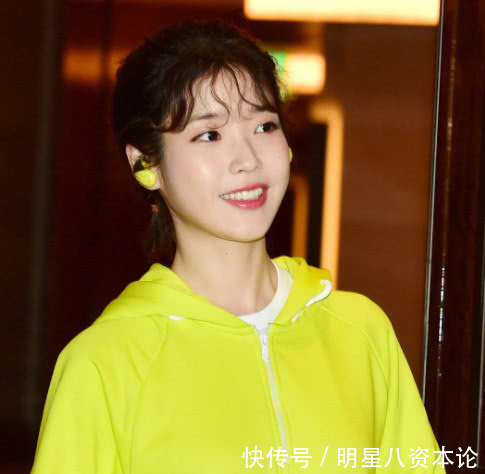 她们只相差两岁一个穿上长筒袜仍少女,而她这