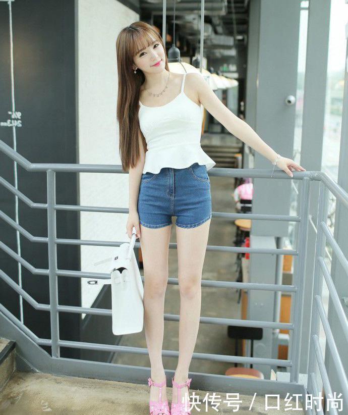 漂亮的小姐姐身穿超短裤！展现出了性感之美！