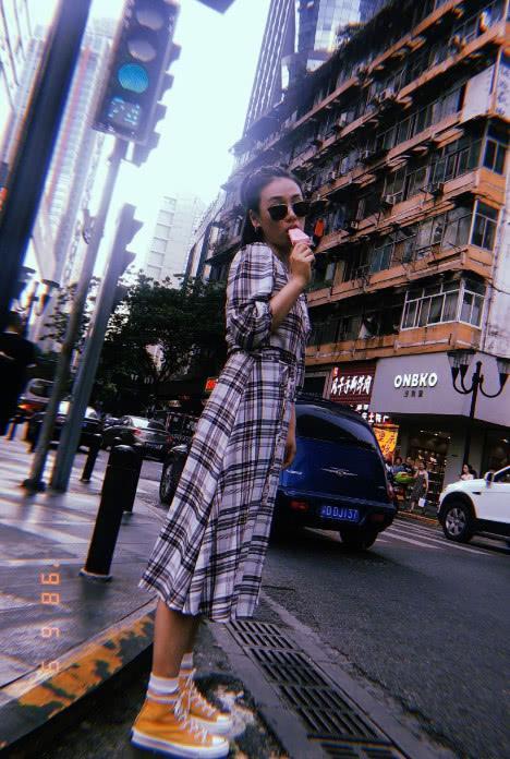 马思纯分手后首现身，梨花烫发型女人味十足，低头玩手机撞脸郑爽