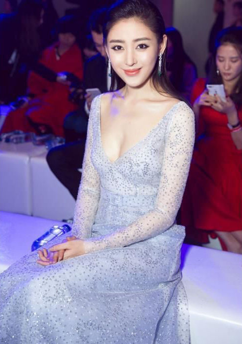 张天爱为了美太拼了，露背装惊艳全场，网友：锁骨可以C位出道了