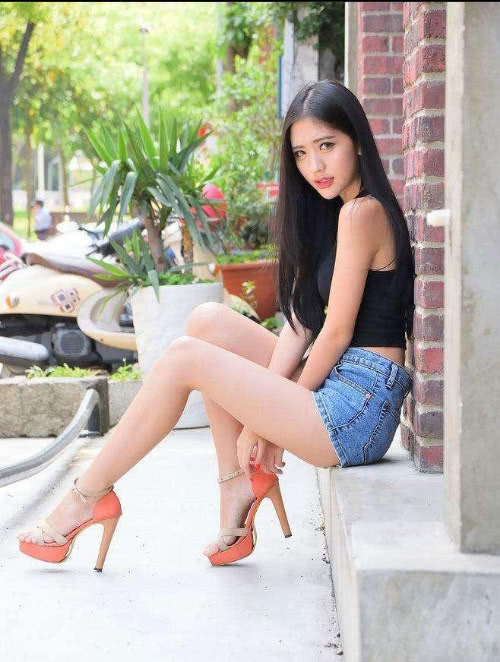 夏日的短裤紧身裤是很好穿，充满了女人味，修饰出窈窕身材