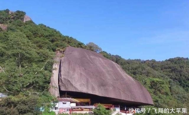 中国最“危险”的寺庙：被巨石压了400年，虽然很小但是很灵验！