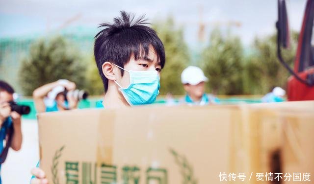  『韩红』易烊千玺气哭韩红“直接挂了电话”，知道原因后，纷纷为他点赞
