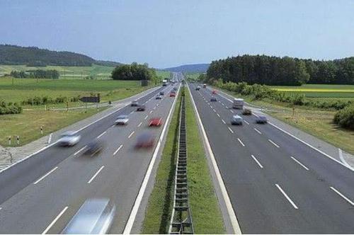 一年被撞死2万人，为什么德国高速公路还不限速？今天终于明白了