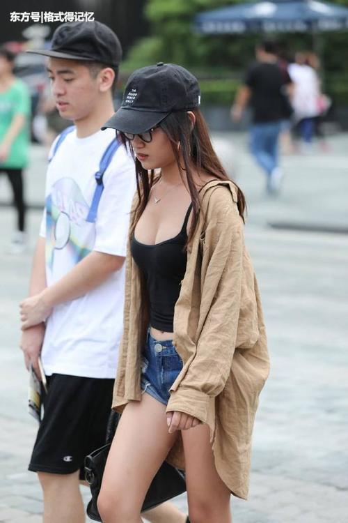 小女生搭配出大时尚，黑色吊带搭配热裤，热裤折边让她的美无边！