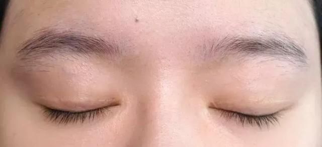 发际线男孩花2500修的眉毛这个鸟样