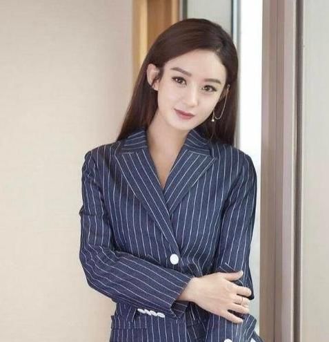  『剧照』赵丽颖颜值重回巅峰，剧照美到爆，颖宝对剧组人员上演迷人一笑