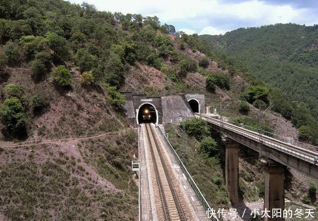 沿线2\/3都是崇山沟壑 建设时被西方嘲笑 建成后