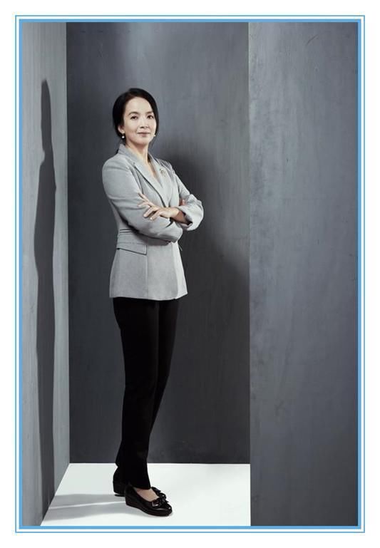 58岁吕丽萍保养得宜，穿旗袍嫩似28岁，但看完下半身我沉默了!