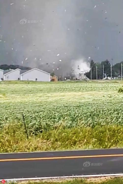 实拍龙卷风袭击瞬间 房屋被撕裂碎片满天飞