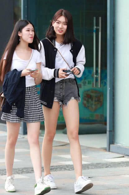 闺蜜街头漫步，白皙大长腿平分秋色，外套让小姐姐输的很彻底
