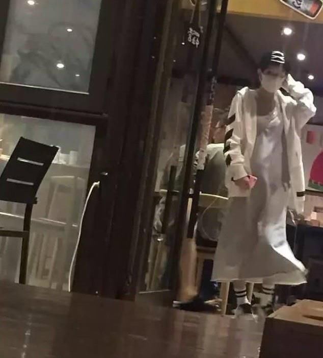 被网友偶遇衣着宽松 工作室否认怀孕 赵丽颖下场回击