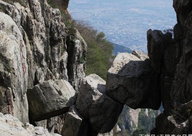 这三块石头很“危险”，其中一块在中国，人们看后双腿发软