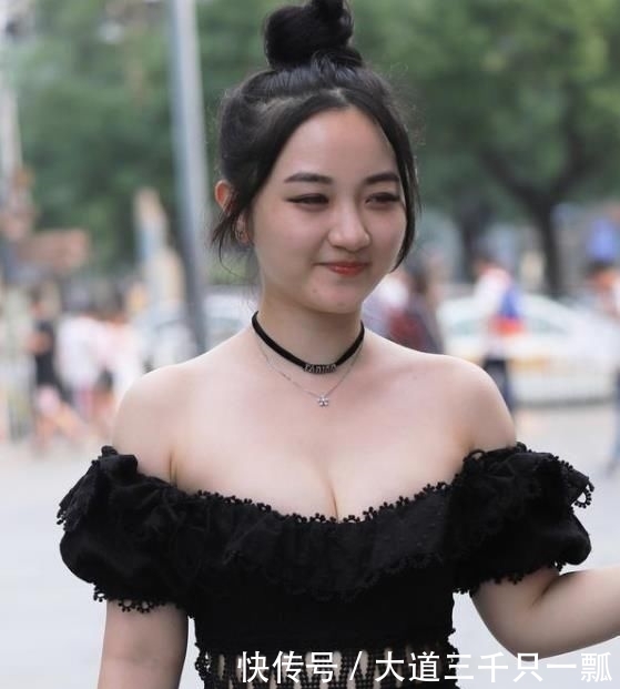  [热裤]街拍：青春靓丽的小姐姐，一件粉色上衣配牛仔热裤，完美好身材
