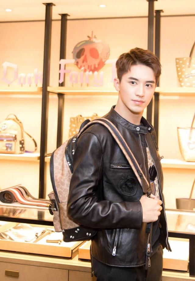 许魏洲造型来一波，确定过眼神，秋天拿下女神就靠它