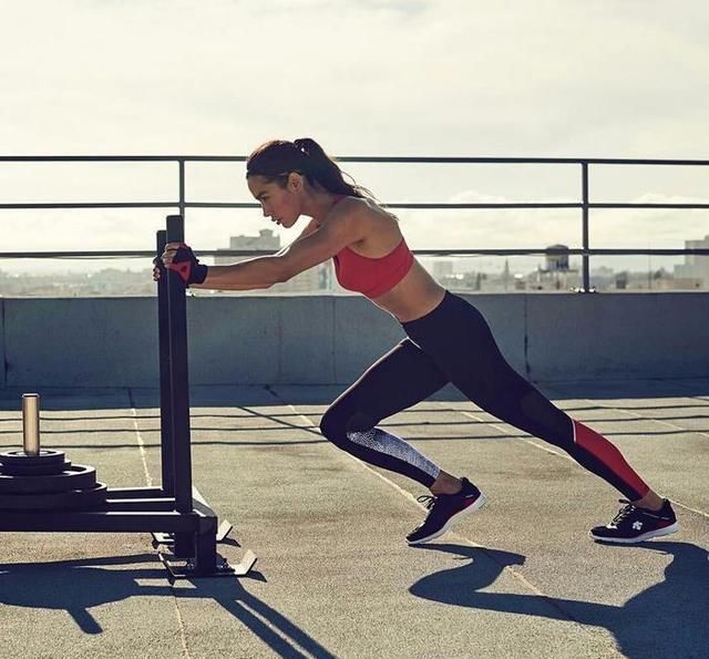 不爱穿Bra和裤子的潮流女神，让人看了就血脉喷张!