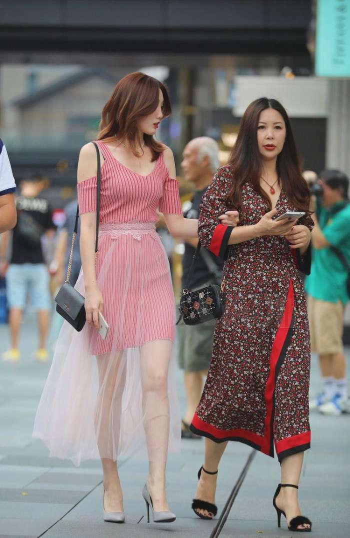 街拍: 小姐姐旗袍配上高跟鞋, 不会显得特别的中规中矩
