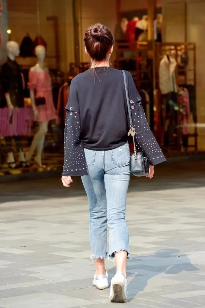 气质女神破洞牛仔裤，时尚清凉的穿搭大秀一双迷人的大长腿，很有