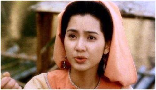 「泛红」49岁著名女星晒素颜照,露头皮疑似脱发,胳膊上泛红伤痕引担忧