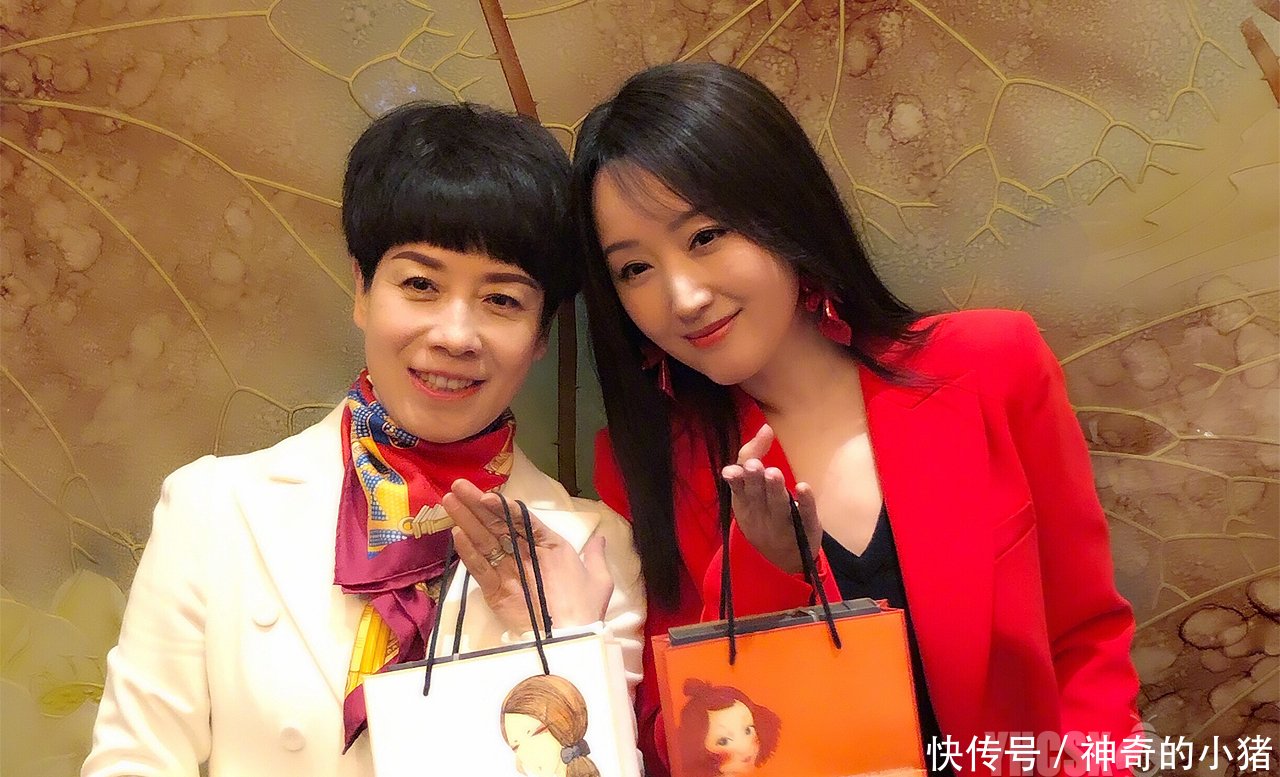 「杨钰莹」杨钰莹现身深圳外国语学校云课堂，教唱《我在春天等你》，好暖人