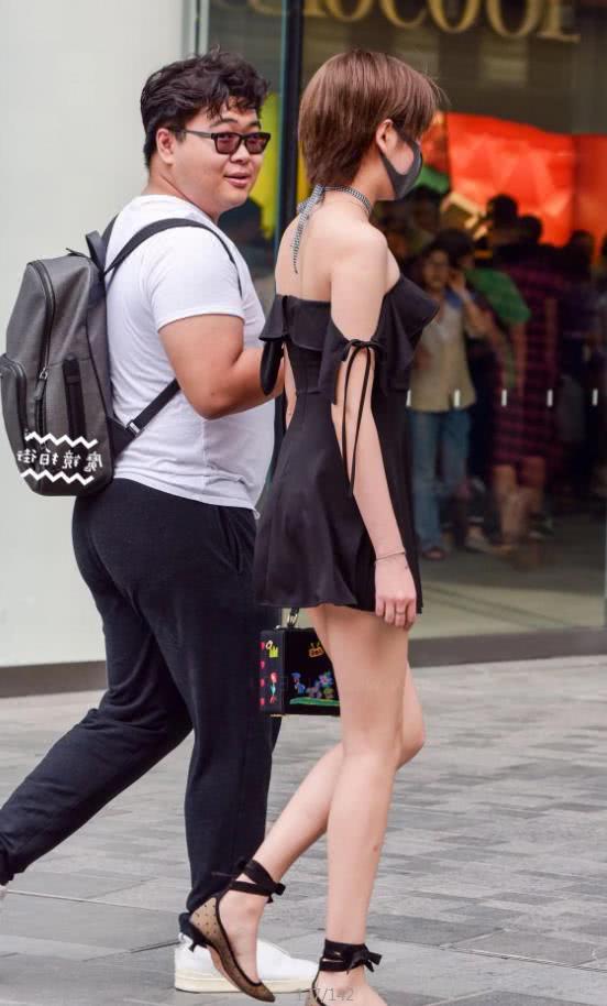 肥翘小姐姐黑色一字肩抹胸连衣裙勾勒玲珑有致，网友：真是服了