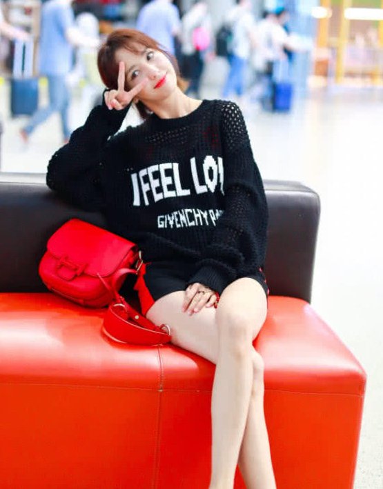 佟丽娅太厉害，网友:把凉鞋穿成高跟鞋，时髦不止一点点!