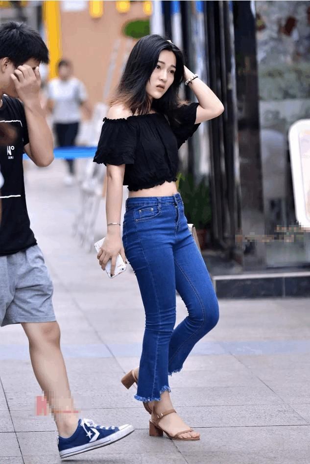 紧身牛仔裤在美女的衬托下也特别的有型有范