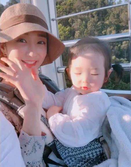 33岁仍爱健身，身材傲人曲线佳，尽显丰腴之美