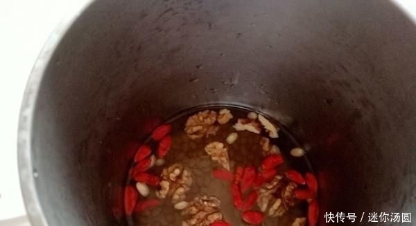  褐色■它是“天然美白水”，坚持喝一月，早晚一杯，皮肤好到人人夸！