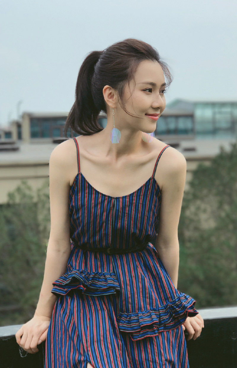 刘颖伦吊带裙写真图集，时尚性感，气质迷人，值得关注!