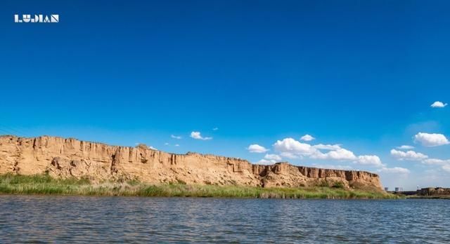 这个美丽的湖泊很低调，隐藏在宁夏银川的峡谷断崖间