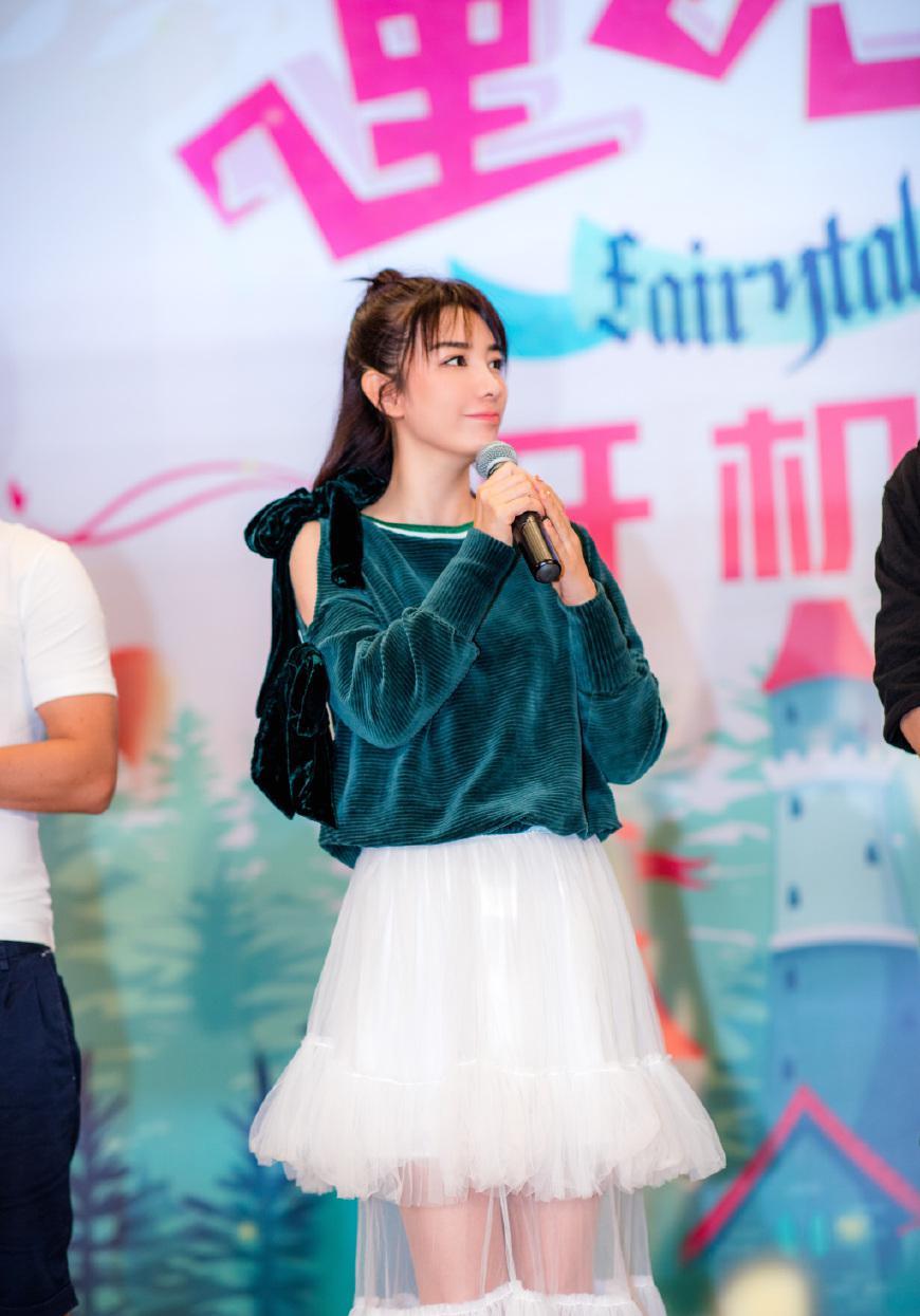 40岁黄奕厉害了！仅剪了个空气刘海显小20岁，网友：我又恋爱