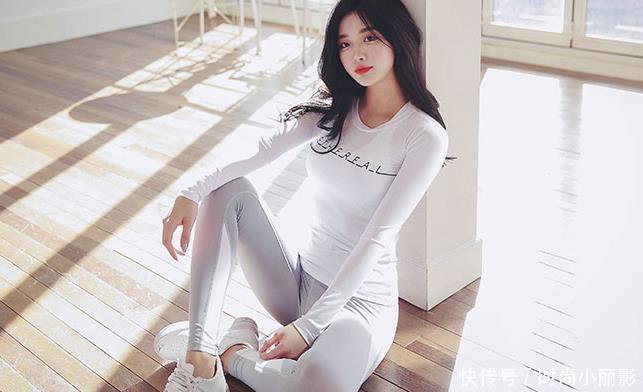 清新甜美的打底裤美女，凸显风韵身姿，让人着迷