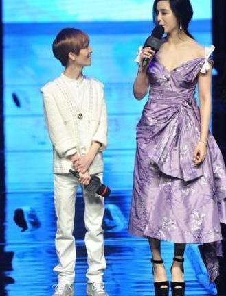 不敢想！欧阳娜娜脚踩52cm的恨天高拍杂志！网友：身高不够高跟鞋