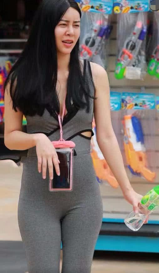 妹子在夏季穿紧身牛仔裤或紧身裤，个性魅力各有千秋