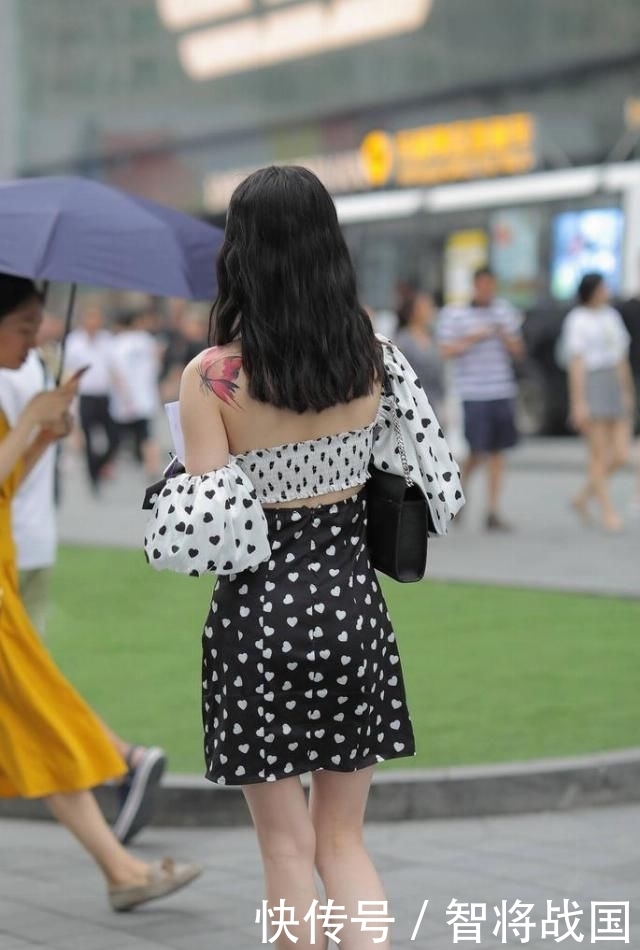  「美女」心形印花连衣裙搭配高跟凉鞋，美女展示深入到骨子里的性感