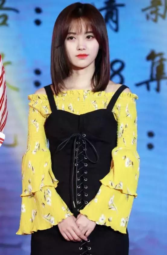 鞠婧祎的裤子经历了什么?竟然丢失了2块布料，暴露出真实的腿!