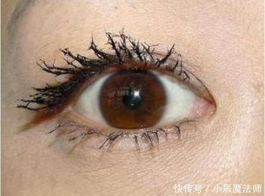 显得@40岁女人化妆时要注意,这几大误区要避开,不然越化越显老