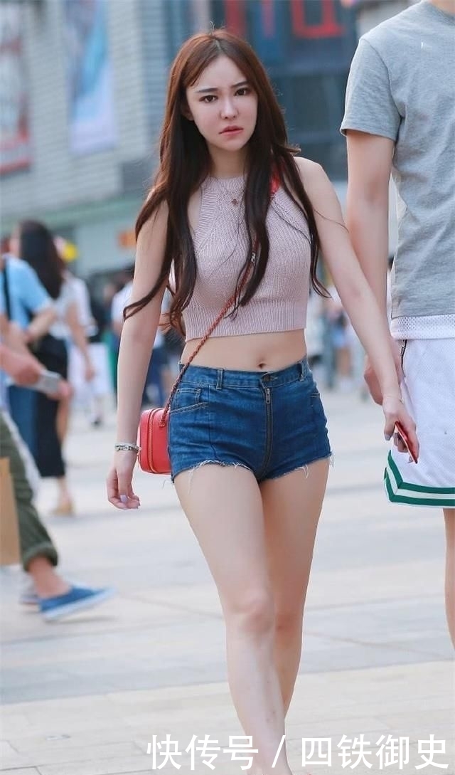  [热裤]街拍美女：小姐姐这热裤够潮，中间的拉链设计将热裤分成两半