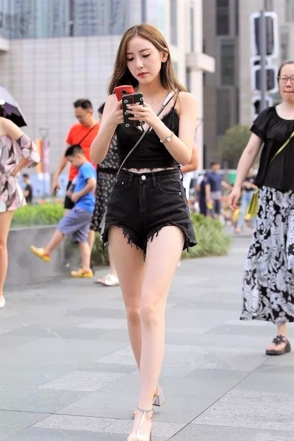 时尚街拍：小背心配热裤，小姐姐真的太美了！