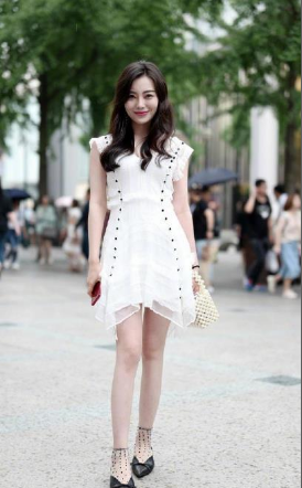 街拍：小姐姐的气质真好，一举一动中都带着优雅！