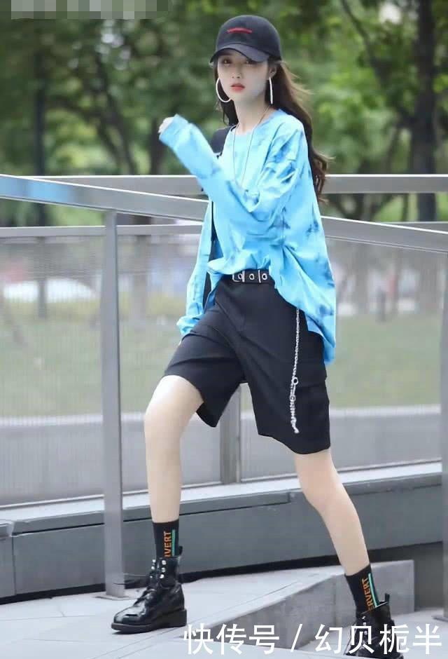 【堆堆】超显瘦的休闲风,小姐姐蓝色“堆堆衣”搭五分裤,细腿手臂一样细