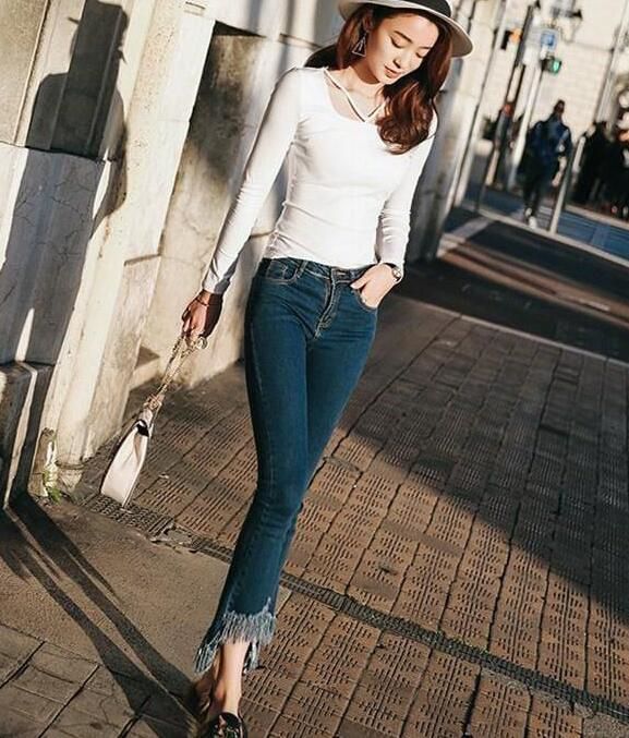 街拍：牛仔裤让你穿出不一样女人味，身材看起来更加苗条高挑！